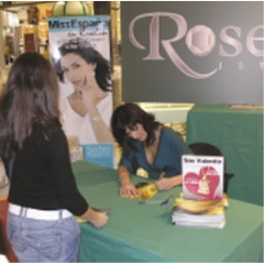 Apertura de tienda Roselin en centro comercial Eboli, Madrid. Firmas en 2004.
